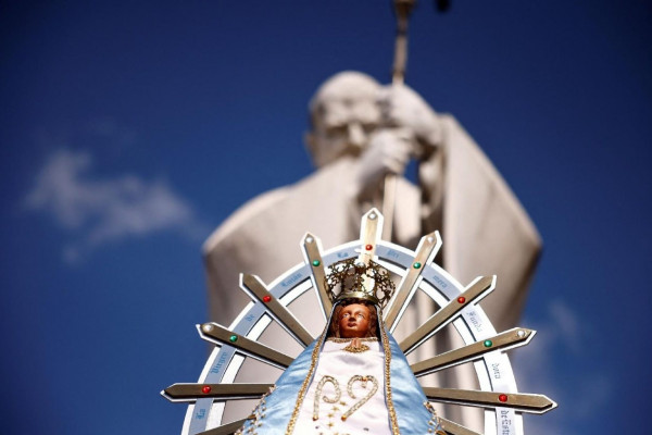 Papež se je udeležil obreda pepeljenja in klical v Gazo